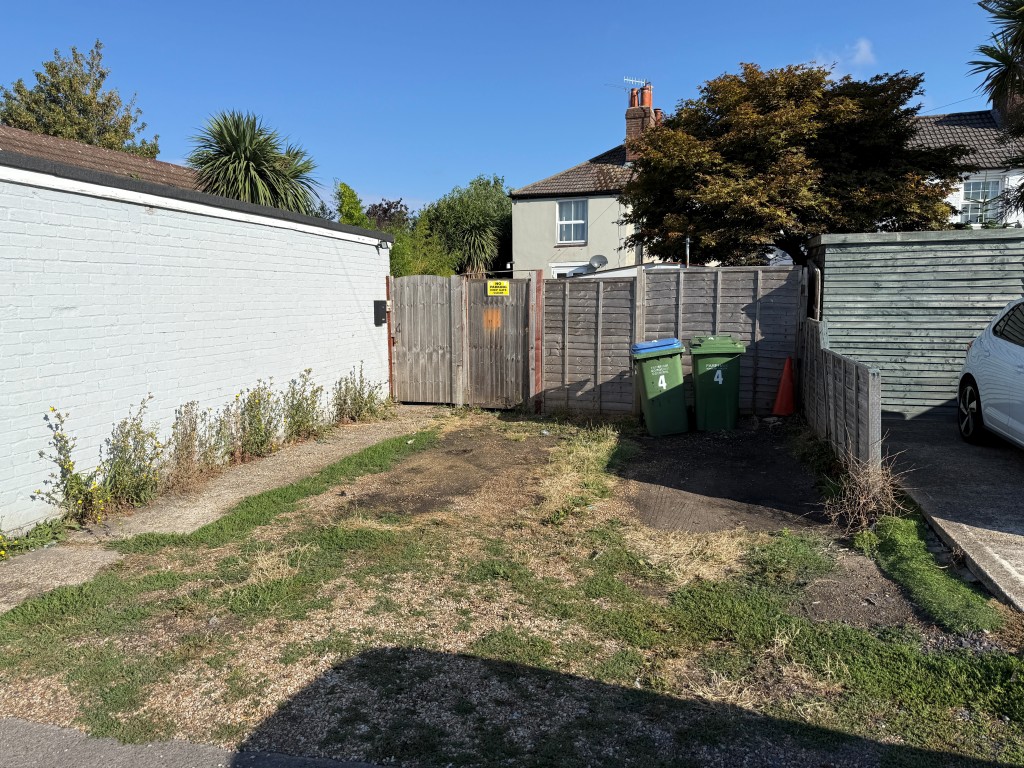 Lot: 136 - TWO-BEDROOM MID-TERRACE HOUSE FOR IMPROVEMENT - Off road parking space